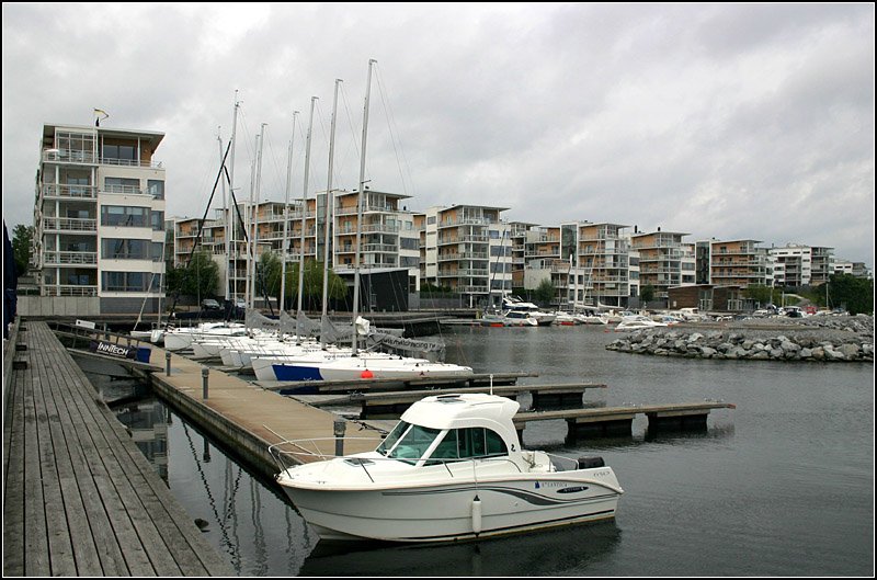 Liding: Moderne Wohnbauten am Wasser in Gshaga. 16.8.2007 (Matthias)