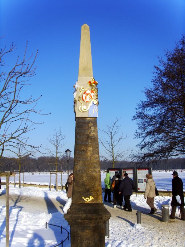 Linke Postmeilensule in Moritzburg, auch im Winter schn. 