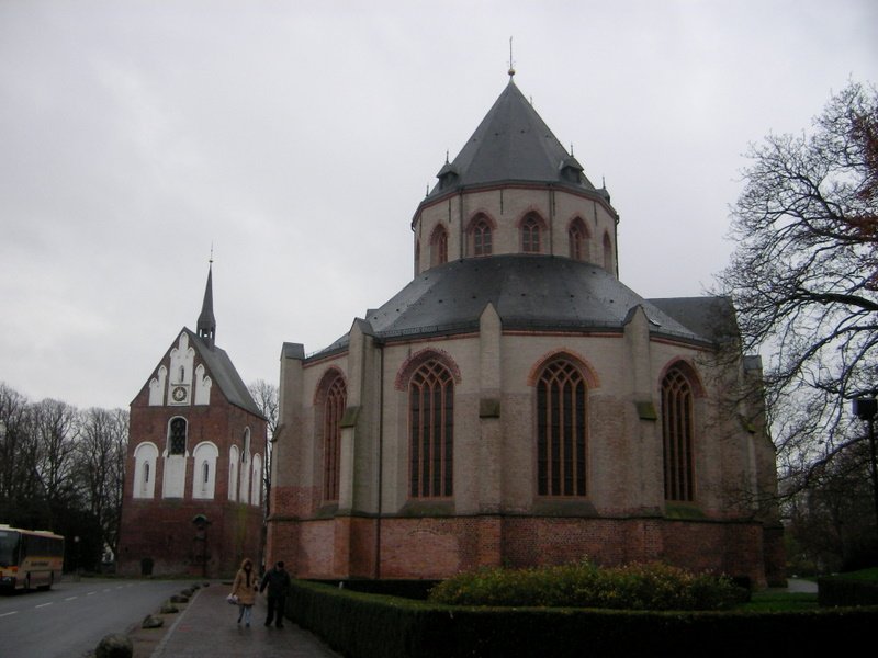 Links im Bild sieht man den Glockenturm (14. Jahrhundert) und rechts die Ludgerikirche (13. Jahrhundert) in Norden. 08.11.07