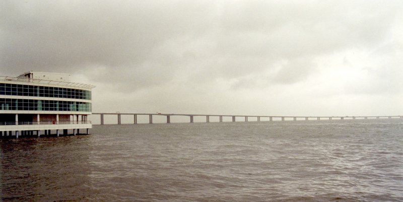 LISBOA (Concelho de Lisboa), 23.01.2001, Blick vom Torre Vasco da Gama auf dem EXPO-Gelnde auf die Ponte Vasco da Gama (Foto eingescannt)