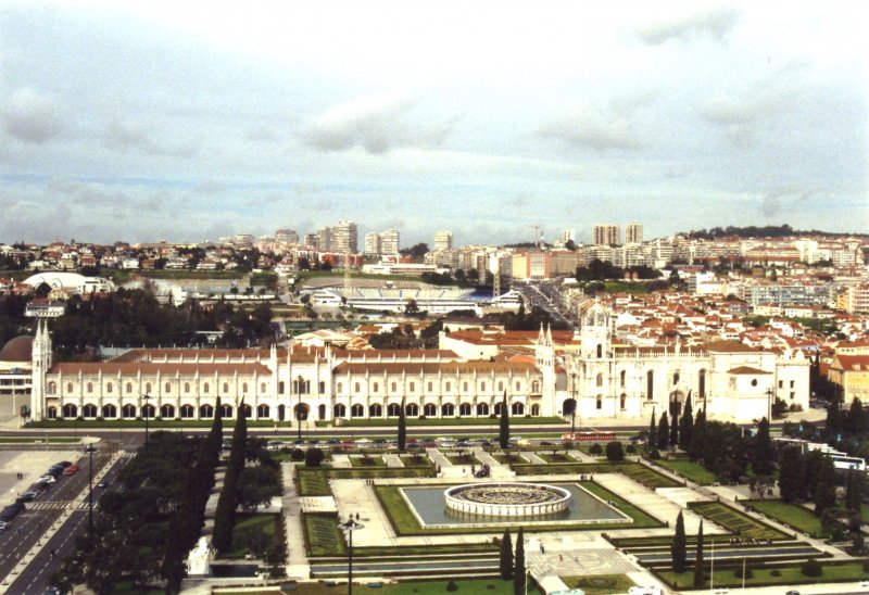 LISBOA (Concelho de Lisboa), 24.01.2001, Blick vom Denkmal der Entdeckungen im Ortsteil Belm auf das Hieronymitenkloster (Foto eingescannt)
