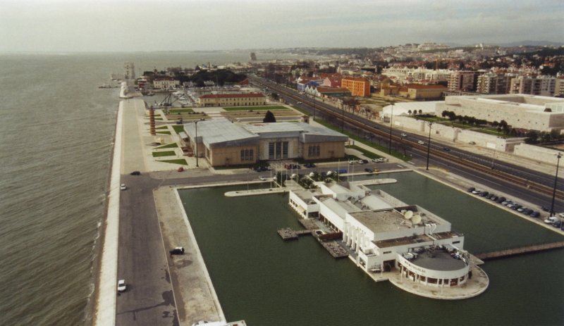 LISBOA (Concelho de Lisboa), 24.01.2001, Blick vom Denkmal der Entdeckungen im Ortsteil Belm auf den Torre de Belm und das Centro Cultural (Foto eingescannt)
