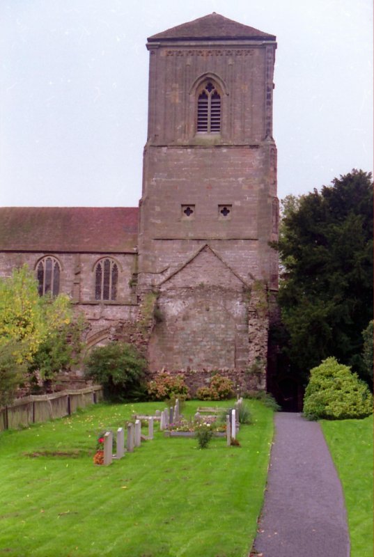 Little Malvern Priory , in Malvern, Worcestershire, war ein Benediktinerkloster (1171-1537). Wiederaufbau 1480-82  - Das gegenwrtige Gebude umfasst einen mittelalterlichen Altarraum und sich treffenden Turm, und eine moderne Westvorhalle auf der Seite der Ostbuchten des Kirchenschiffs
Die Kreuzschiffe und die zwei Kapellen, die den Chor flankieren, sind in Ruinen. Die Little Priory Church ist angrenzend
