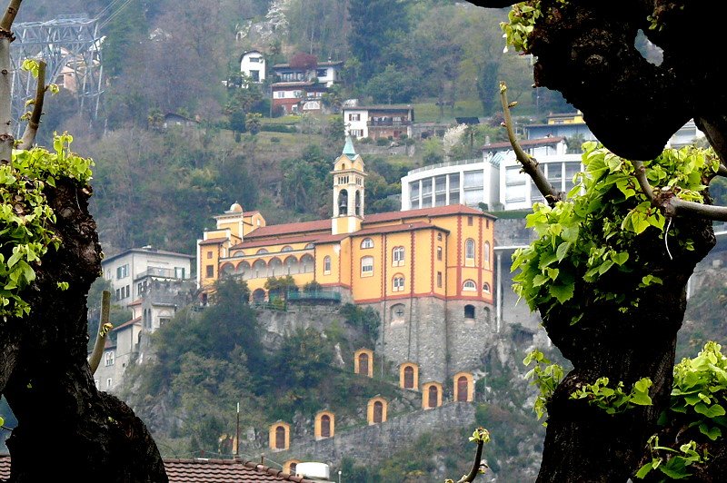 Locarno - Blicke vom Stadtpark auf Wallfahrtskirche Madonna del Sasso, Teleaufnahme vom 06.04.2008