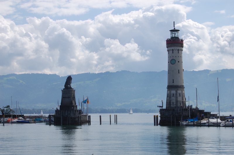 Lwe betrachtet Leuchtturm. Dies lsst sich in Lindau auf der Insel verewigen. Aufgenommen am 12.8.2009.