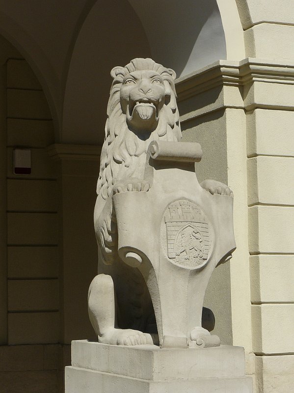 Lwenskulptur vor dem Rathaus.
17-09-2007