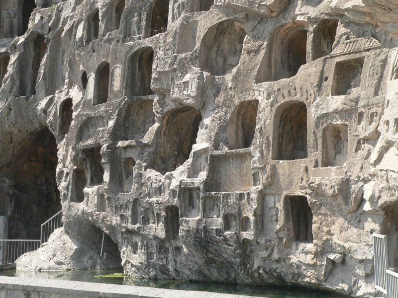 Longmen-Grotten. Nicht alle kann der Besucher einsehen, viele sind aber mit Treppen zu erreichen. 09/2007