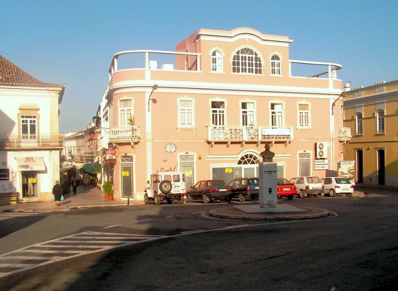 LOUL (Concelho de Loul), 05.02.2005, Blick auf ein restauriertes Wohn- und Geschftshaus zwischen der Rua 5 de Outubro (links) und der Rua Miguel Bombarda (rechts)
