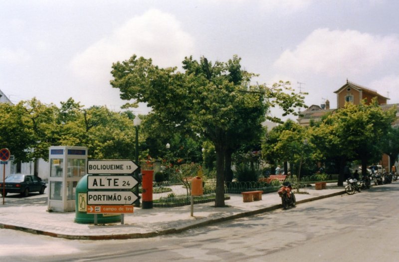 LOULÉ (Concelho de Loulé), 20.06.1988, Blick von der Rua Miguel Bombarda auf den Jardim de São Francisco (Foto eingescannt) 