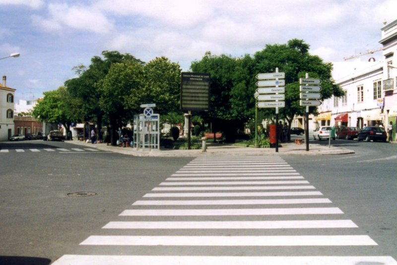 LOULÉ (Concelho de Loulé), 21.09.1999, Blick von der Rua 5 de Outobro auf den Jardim de São Francisco (Foto eingescannt)