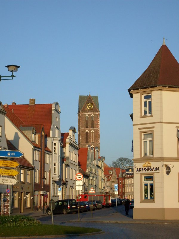 Lbsche strae richtung markt blick auf den Marien kirch turm 