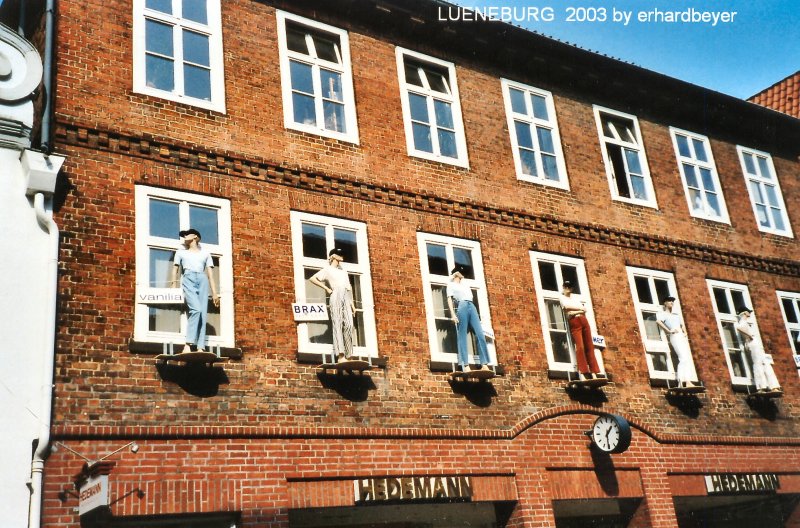 Lneburg 2003, Backsteinhaus mit Fensterdekoration