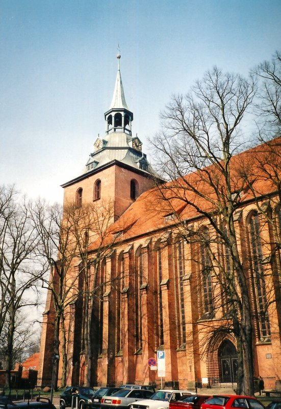 Lneburg mit einer der vielen Kirchen, Frhjahr 2003 - die Bume sind noch recht kahl