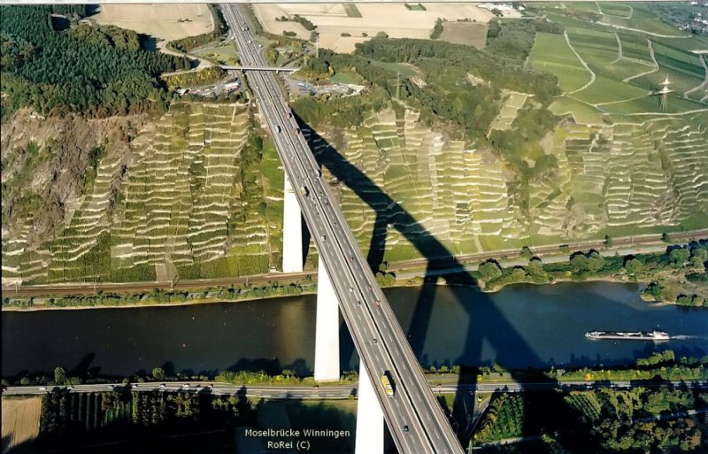 Luftaufnahme der Autobahnbrcke ( A 61 ) ber die Mosel bei Winningen - August 1992