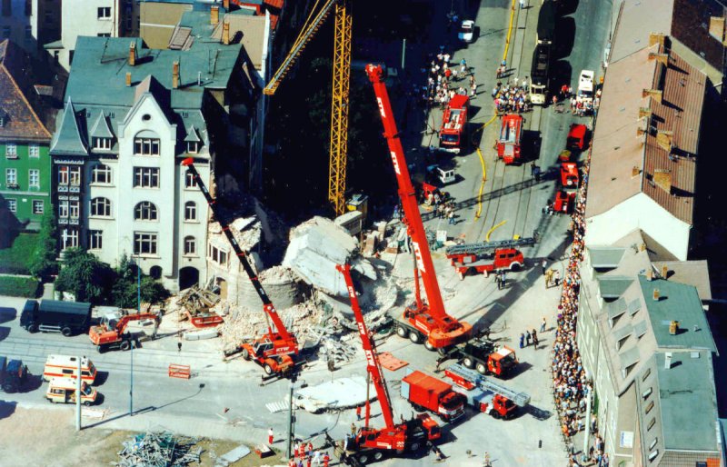 Luftaufnahme der Bergungsarbeiten nach dem Einsturz des  Roten Turmes  in Jena - 1995