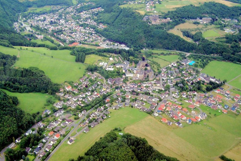 Luftaufnahme von Hausen (Wied), im Hintergrund Waldbreitbach, 05.07.2005