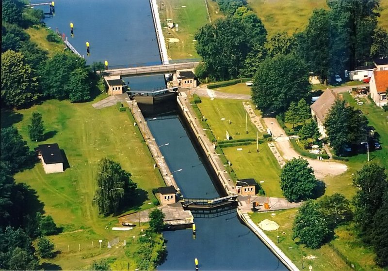 Luftaufnahme einer kleinen Fluschleuse - Anfang der 90iger Jahre. Mte im Groraum Oranienburg sein. 