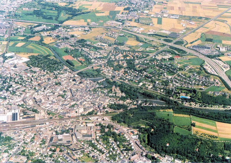 Luftaufnahme von Limburg im Sommer 1987