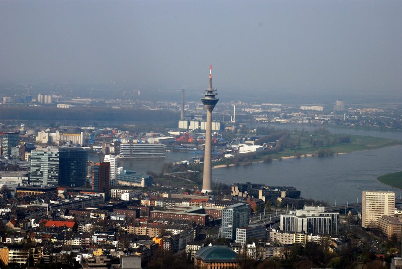 Luftaufnahme mit Blick auf dem Fernsehturm Düsseldorf.