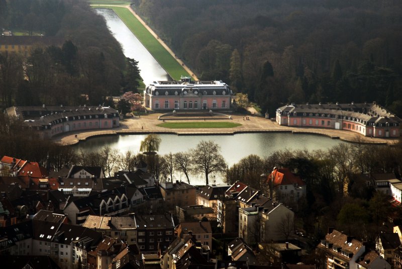 Luftaufnahme mit Blick auf Schloss Benrath. Stadtteil Dsseldorf Benrath