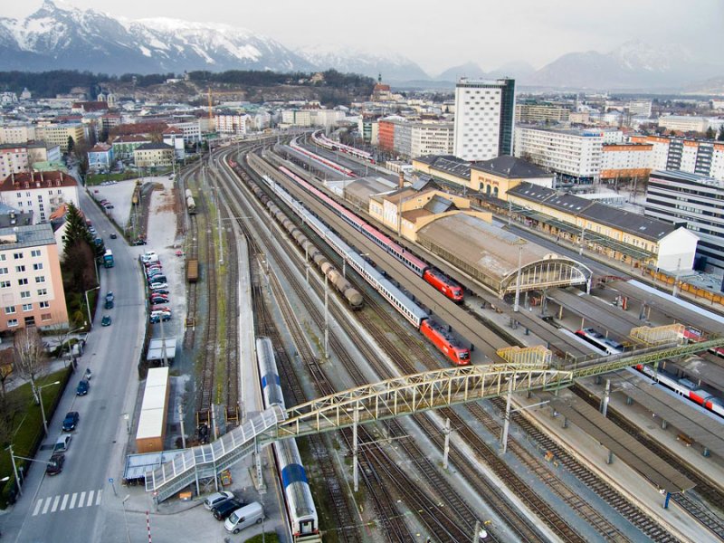 Luftaufnahme mit einem Heliumballon vom Salzburger Hauptbahnhof. www.fotoweitblick.de