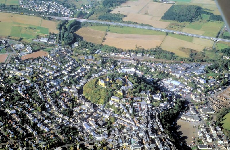 Luftaufnahme von Montabaur, noch ohne ECI-Bahnstrecke, 80iger Jahre.