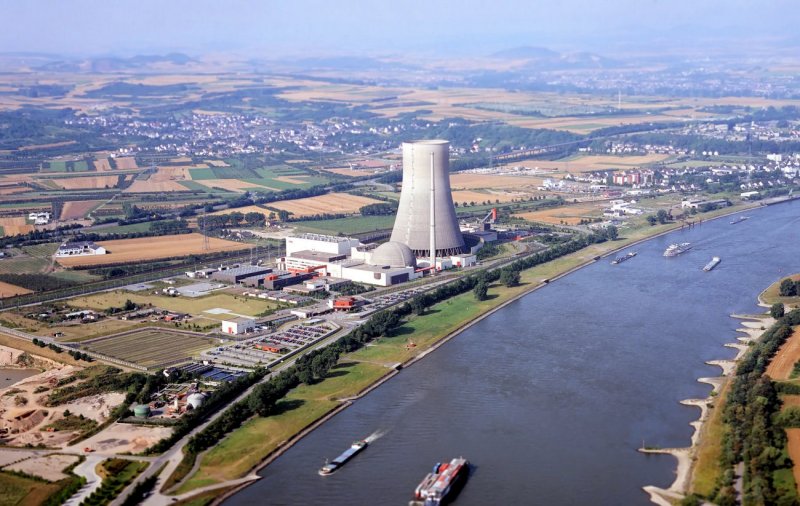 Luftaufnahme Rhein - von Sden Richtung Atomkraftwerk Mlheim-Klrlich - Mitte der 80iger Jahre. 