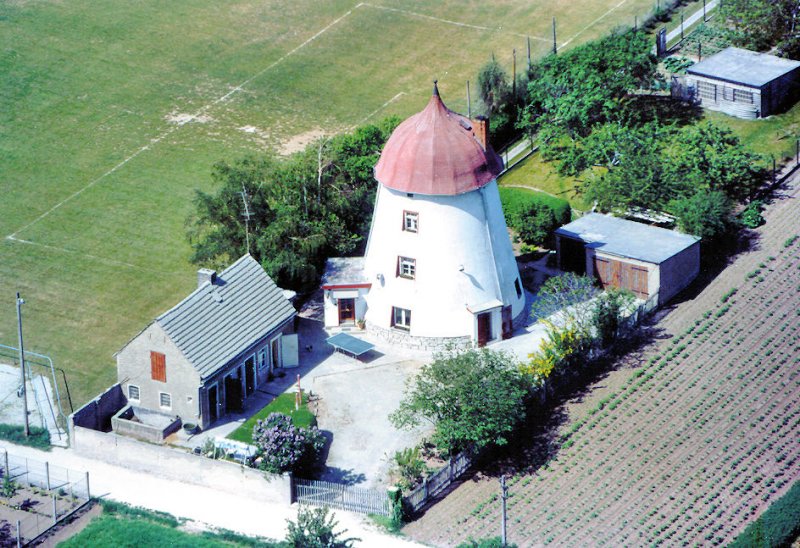 Luftaufnahme einer umgebauten Mhle - Anfang der 90iger Jahre. Ist im Groraum  Calbe , TopoBlatt Nr. 4136 -  1:50.000 