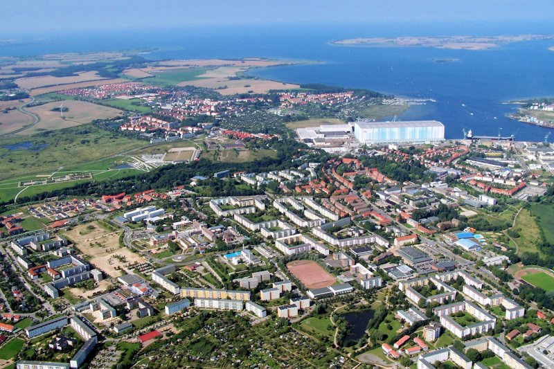 Luftaufnahme von Wismar mit Insel Poel im Hintergrund - 29.08.2005