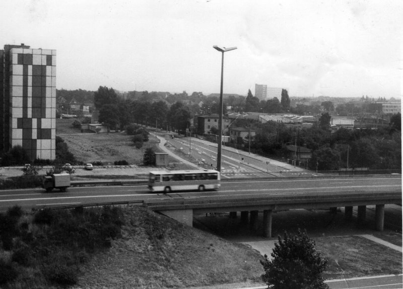 Magdeburg 1983 , zur DDR-Zeit. Stadtteil Kannenstieg. Zu diesem Zeitpunkt war von der Strassenbahnlinie 1 noch weit und breit keine Spur. Ach was waren die Strassen noch leer !