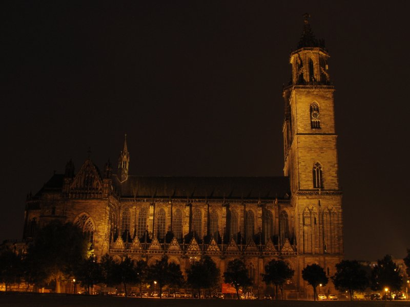 Magdeburg @night. Auf dem Foto ist der Magdeburger Dom zu sehen, welcher in diesem Jahr seinen 800. Geburtstag feiert. Fotografiert am 12.08.2009.