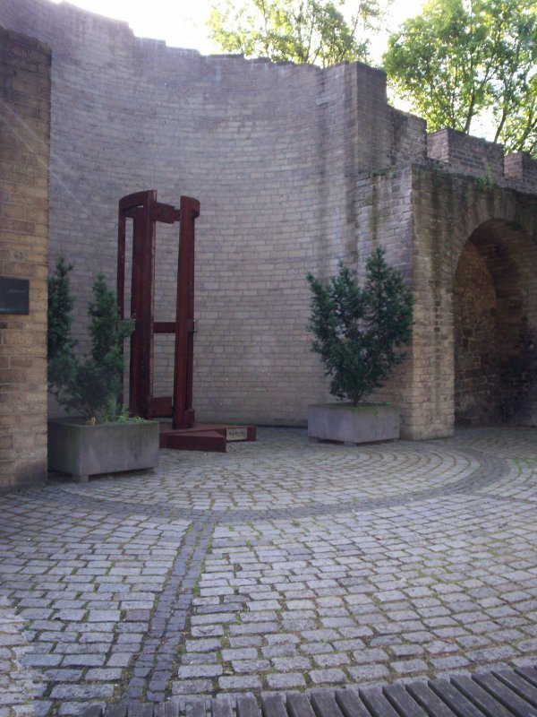 Mahnmal an der alten Stadtmauer am Rabbiner-Neumark-Weg zur Erinnerung gegen das Vergessen der „Kristallnacht“.
Dr. Manass Neumark (1875-1942) war Rabbiner in der jdischen Gemeinde in Duisburg und Lehrer am Steinbart-Gymnasium bis zu seinem Berufsverbot 1933. 
Die alljhrlich stattfindende Gedenkfeier am Mahnmal soll ein Zeichen setzen gegen Rassismus und Fremdenfeindlichkeit. 
