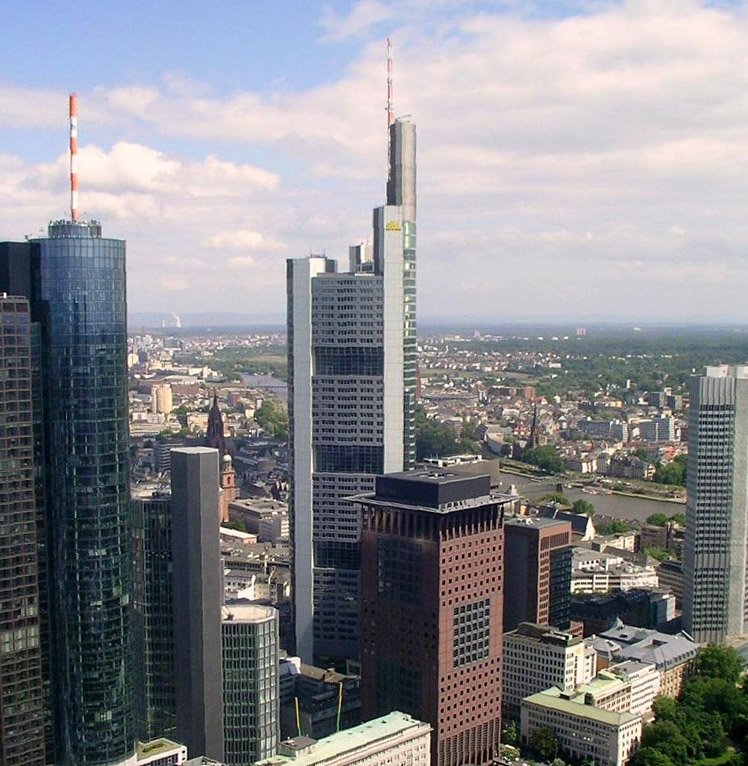 Main-Tower, Gardentower, Japan-Tower, Commerzbank-Tower und Eurotower vom Trianon aus gesehen. Anllich des Wolkenkratzerfestivals im Mai 07 war der Wolkenkratzer fr die ffentlichkeit zugnglich.