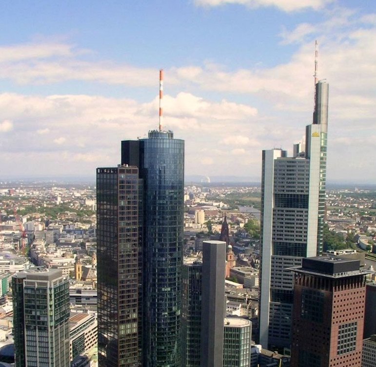 Main-Tower, Gardentower, Japan-Tower und Commerzbank-Tower vom Trianon aus gesehen. Anllich des Wolkenkratzerfestivals im Mai 07 war der Wolkenkratzer fr die ffentlichkeit zugnglich. 