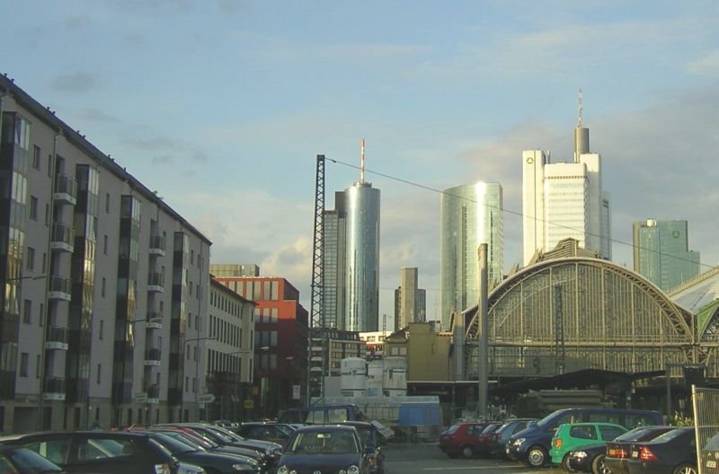 Maintower, Skyper, Silver Tower und das Gallileo-Hochhaus. Rechts im Bild: Der Hauptbahnhof.