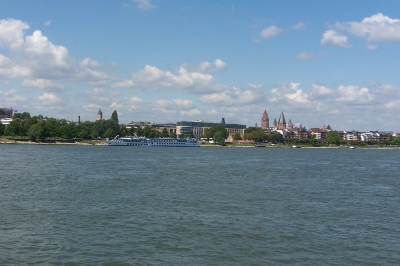 Mainz vom Rhein aus gesehen. Gerade eben haben wir die Stelle passiert, in der der Main in den Rhein fließt