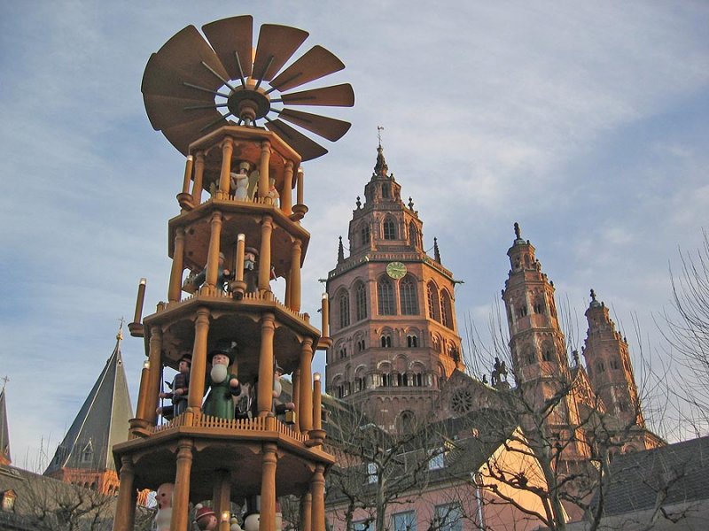 Mainzer Weihnachtsmarkt 2004. Die Erzgebirger Pyramide im Abendlicht vor dem Dom.