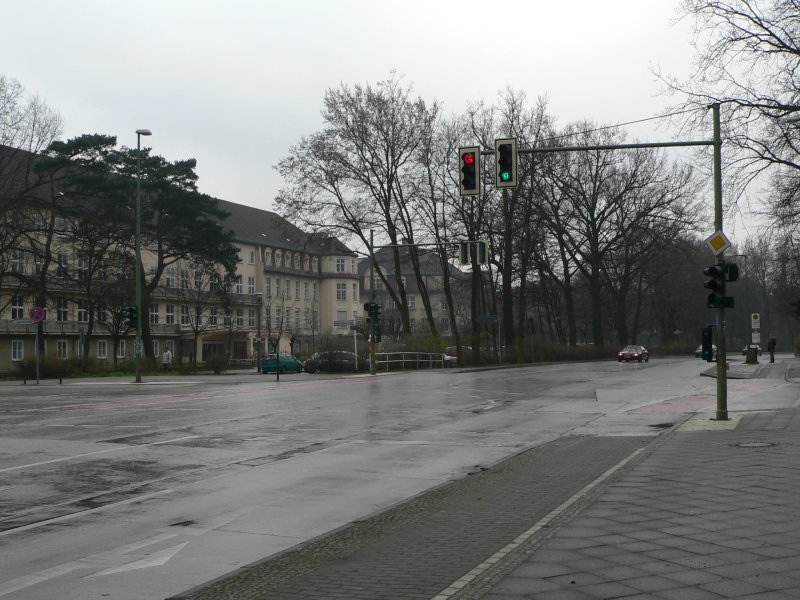 Mal wieder eine Radwegkritik - konfuse STVO: Der Radweg ganz rechts ist nicht benutzungspflichtig, d.h. Radfahrer knnen legal auf der Fahrbahn fahren. Darber, wie uninformierte Kfz-Fahrer darauf reagieren, will ich mich gar nicht auslassen. Heute wollen wir mal links abbiegen. Es gibt eine eigene Linksabbiegespur (die der Radfahrer sogar nutzen drfte, wenn der Radweg benutzungspflichtig wre) mit eigener Ampel. Diese ist im Bild gerade rot. Radfahrer auf dieser Spur drfen jetzt abbiegen. Komisch, oder? Mehr im nchsten Bild.