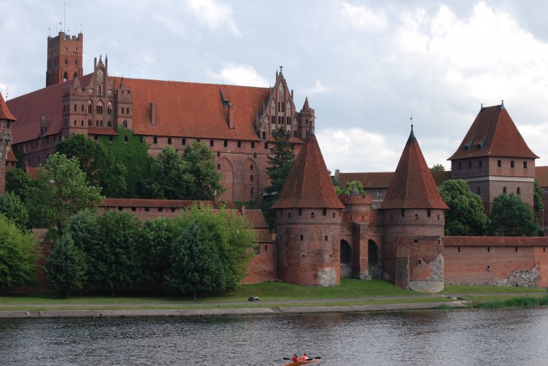 MALBORK (Powiat Malborski), 19.06.2007, Blick ber die Nogat auf die Marienburg