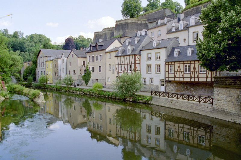 Malerische Huserzeilen an der Alzette. Aufgenommen im Sommer 2003.