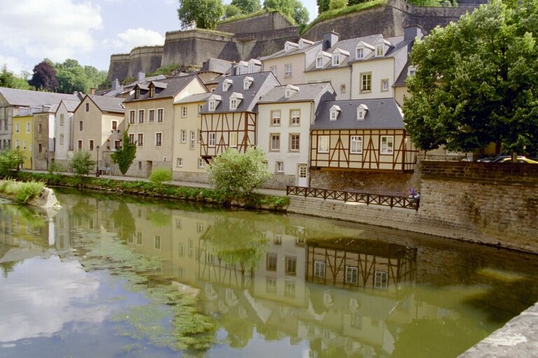 Malerische Huserzeilen an der Alzette. Aufgenommen im Sommer 2004.