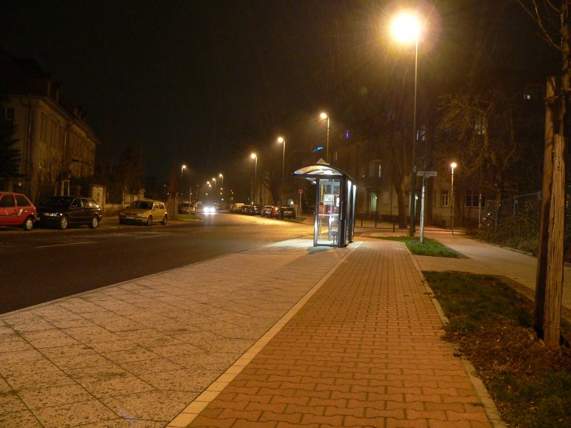 Man hat .. der Radfahrer darf hier auf dem nicht benutzungspflichtigen Radweg fahren. Es handelt sich hier nicht um eine Altlast, sondern um einen Neubau aus dem Jahre 2004/05. Von allen Wegen ist der Radweg immer noch der mit der schlechtesten Oberflche.