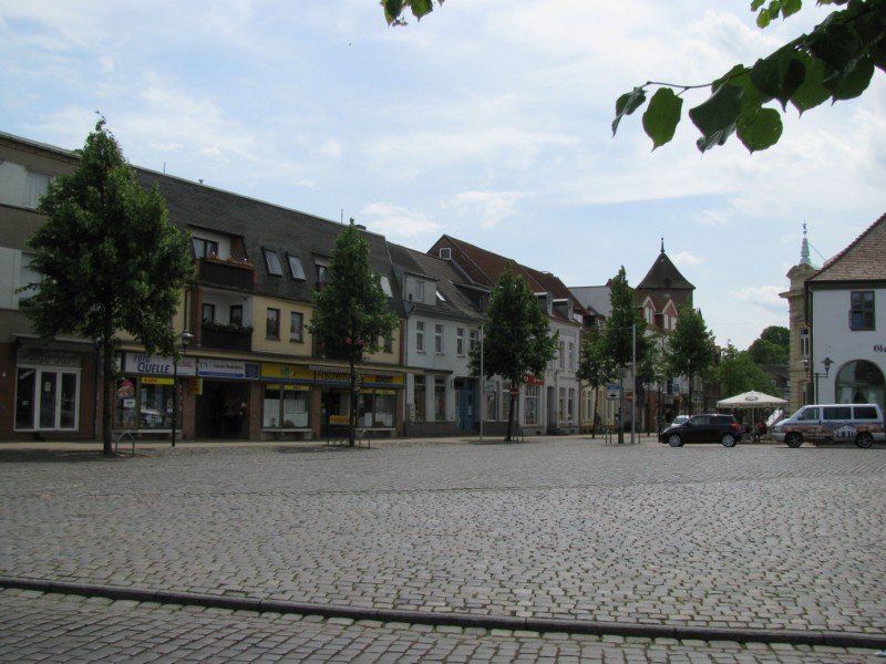 Marktplatz und Geschfts- und Wohnzeile im der untere August-Bebel-Strae, Grevesmhlen 22.06.2008