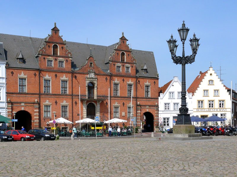Marktplatz mit Rathaus von 1873 aus rotem Backstein mit Sandsteineinfassungen um die Fenster; Kandelaber von 1869; Glückstadt, 26.04.2009

