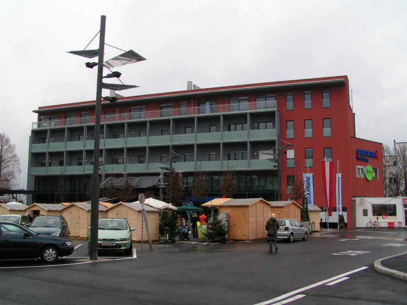 Marktplatzcenter, neu errichtet und gleich zur Erffnung einen kleinen Adventmarkt vor der Tr; 071125