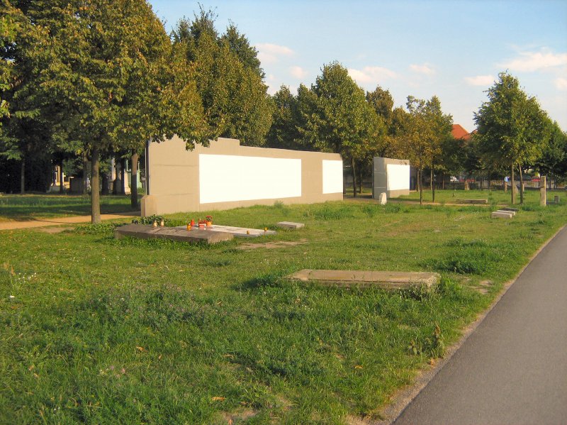 Mauerreste am Invalidenfriedhof, Foto vom 2.9.2008