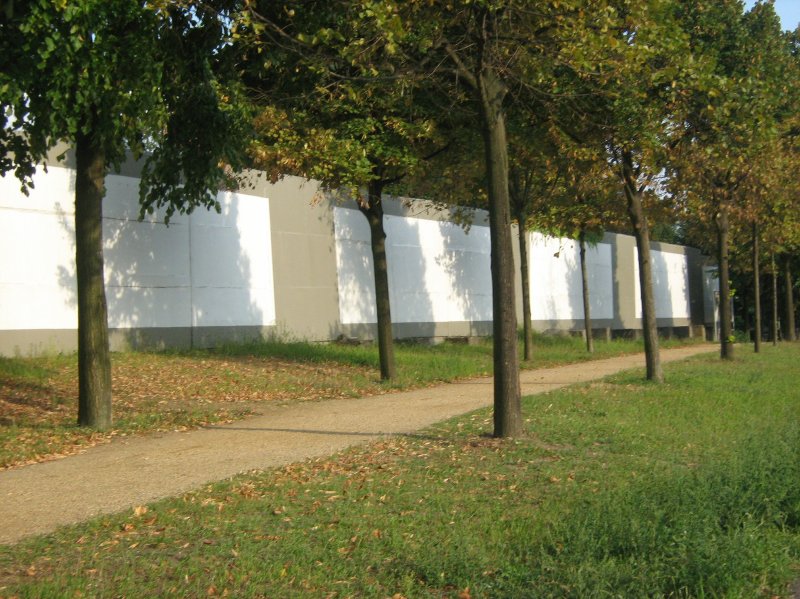 Mauerreste im Invalidenfriedhof, Berlin am 3.9.2008