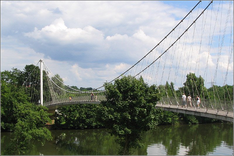 Max-Eyth-Steg. Hngebrcke ber den Neckar. Geamtlnge: 164m, Spannweite: 114m. 3.7.2005