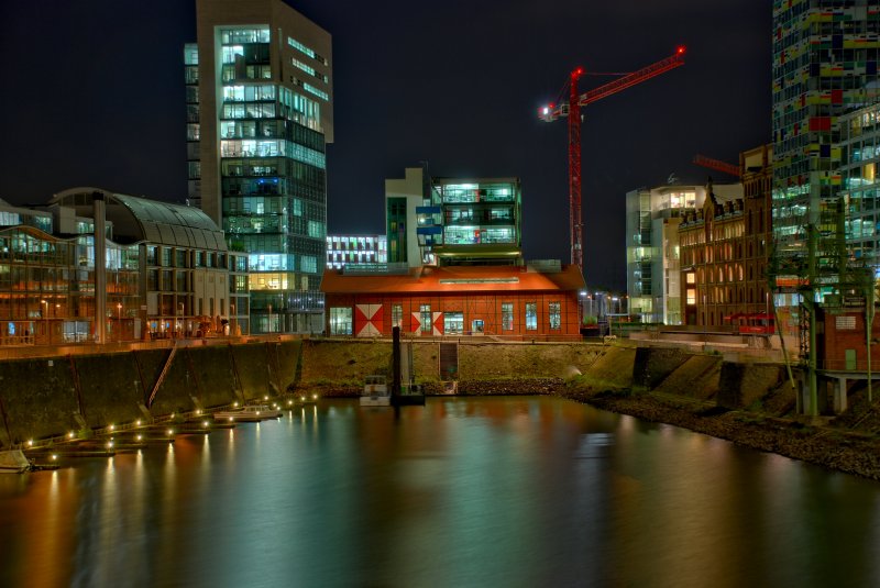 Medienhafen in Dsseldorf bei Nacht. Hafenbecken 1.