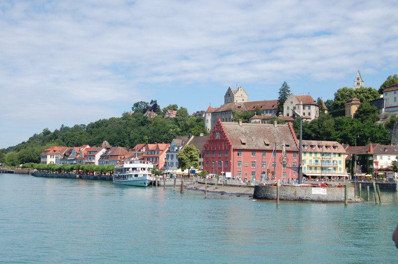 Meersburg mit der bekannten Hafeneinfahrt. Das rote Haus war in dem Film:  Die Fischerin vom Bodensee  einer der Hauptdrehorte. Meersburg am 05.07.08